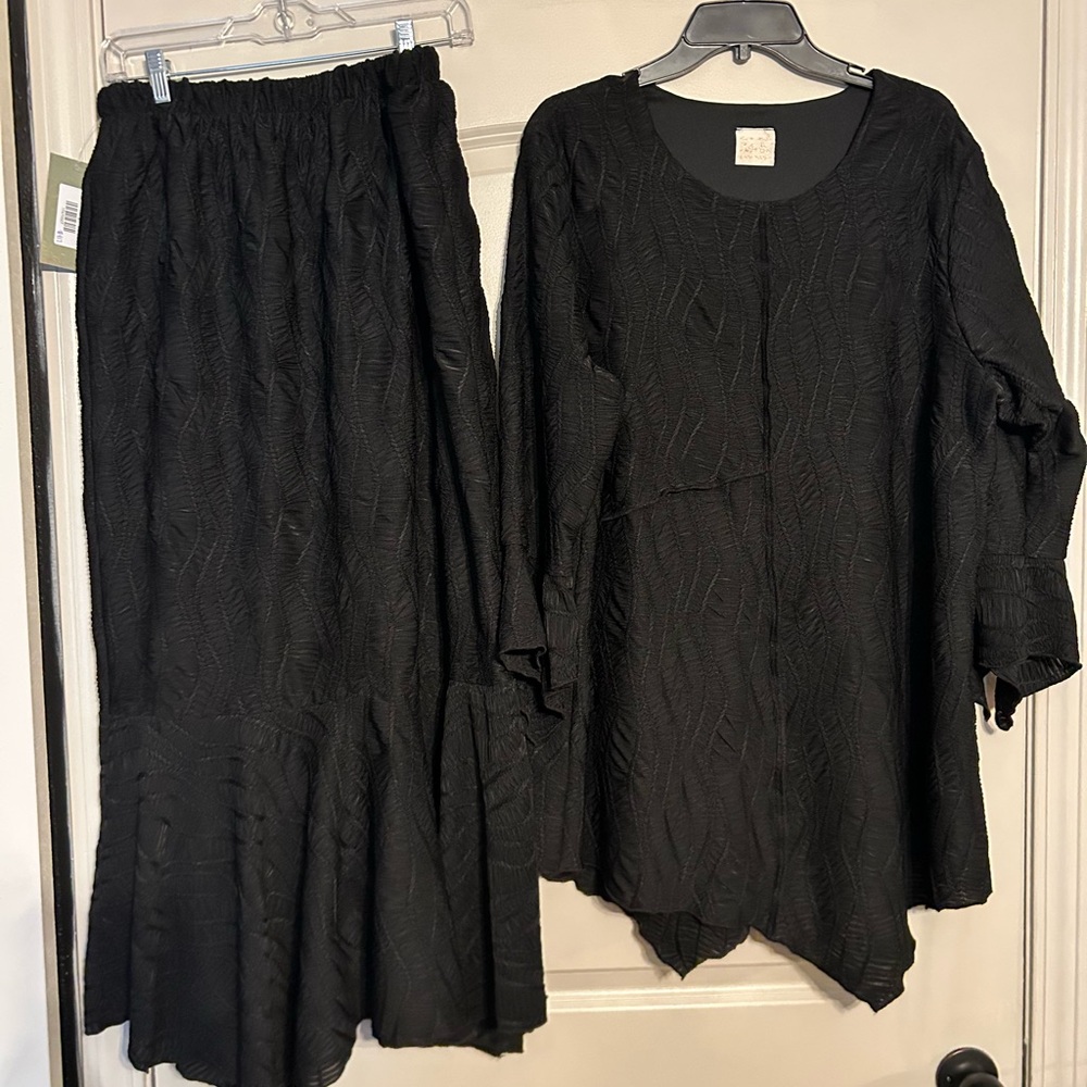Zadie B’s NWT Black Textured Top and Skirt Set.  Size 3X